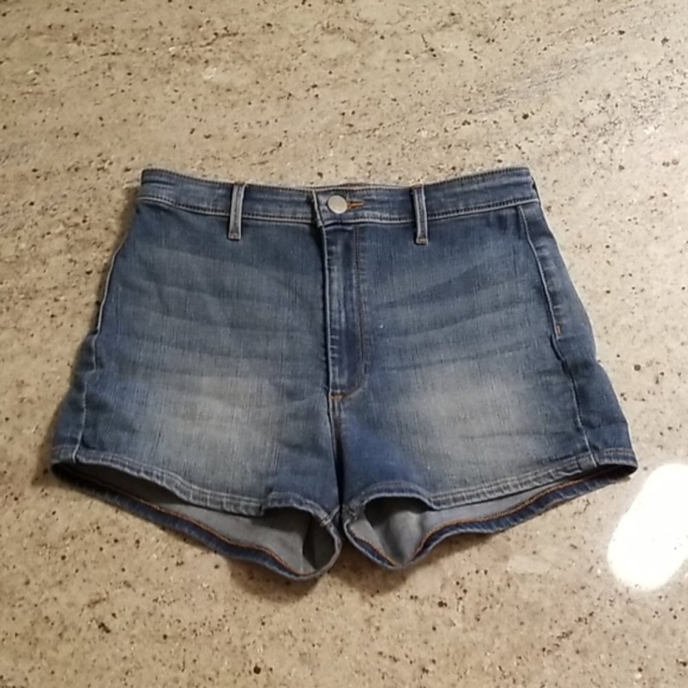 Aritzia Sunday Best Bum Hugging Short Shorts - Picture 2 of 9